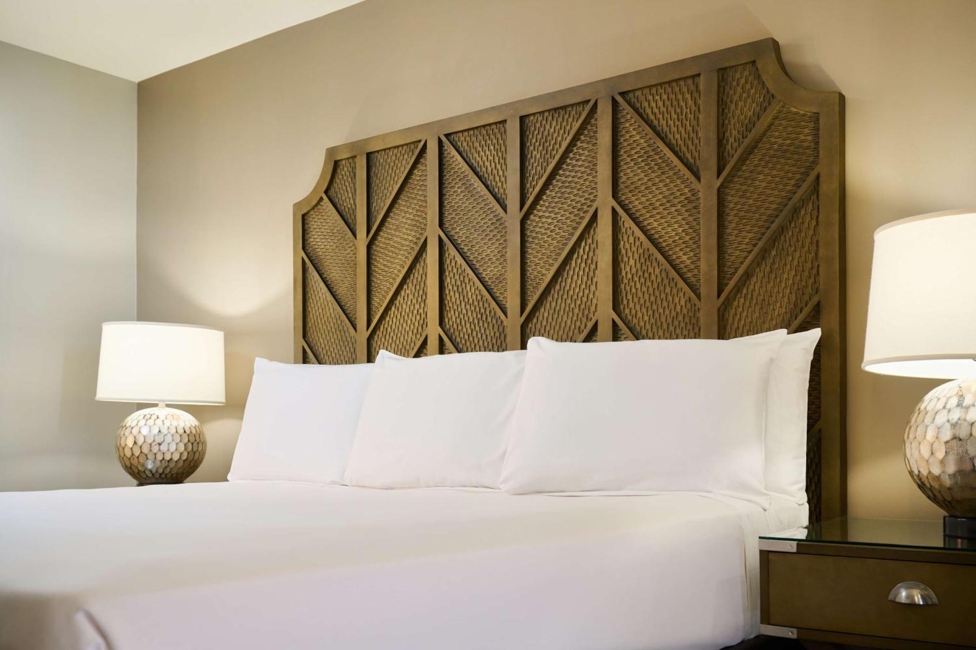 แอสตัน ไวกีกิ บีช ทาวเวอร์ Aparthotel โฮโนลูลู ภายนอก รูปภาพ A bed with a headboard