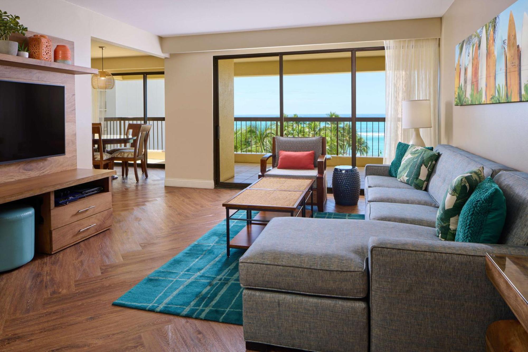 แอสตัน ไวกีกิ บีช ทาวเวอร์ Aparthotel โฮโนลูลู ภายนอก รูปภาพ Living room of a suite at the Sheraton Waikiki