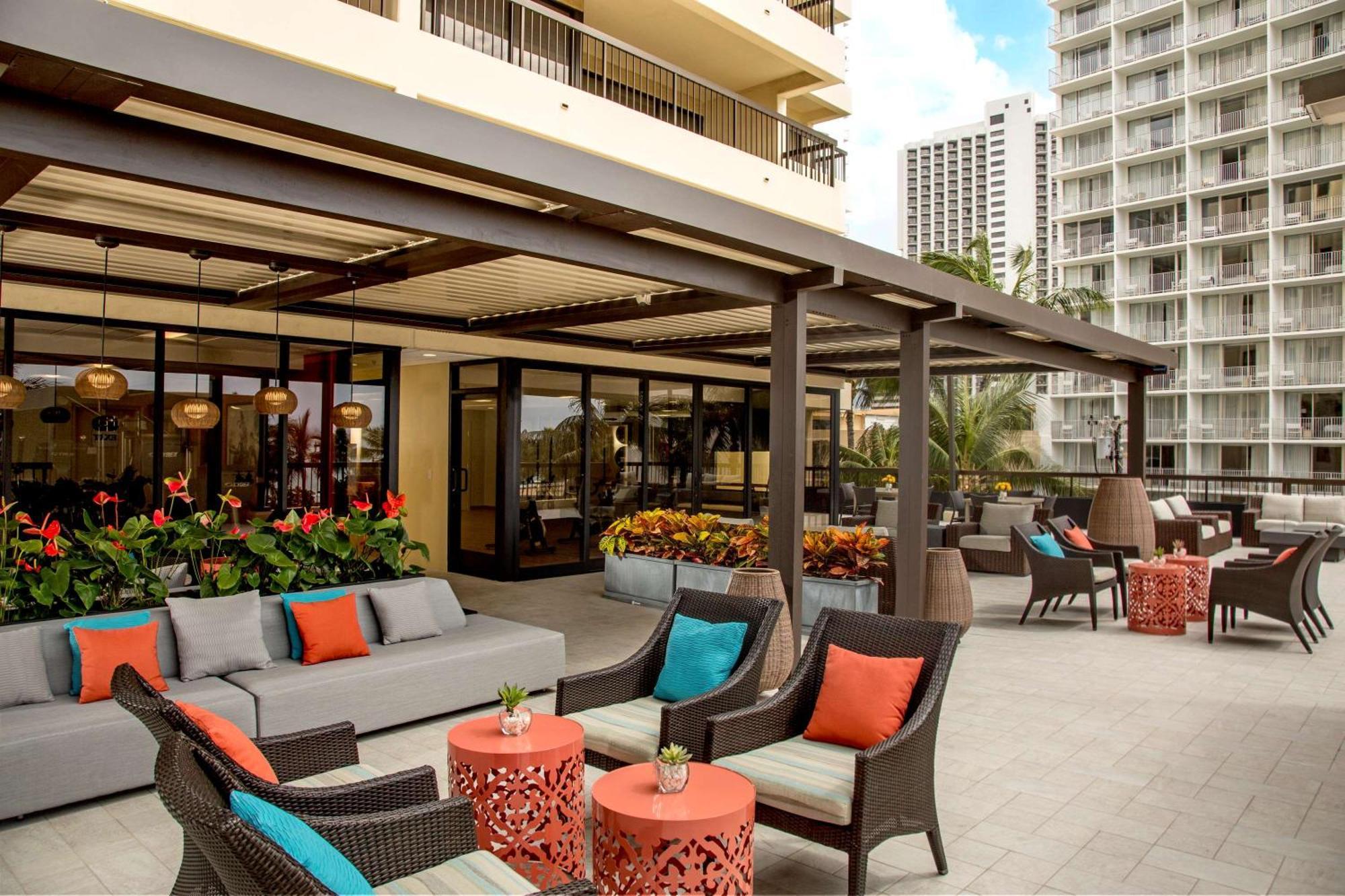 แอสตัน ไวกีกิ บีช ทาวเวอร์ Aparthotel โฮโนลูลู ภายนอก รูปภาพ The Terrace at Halekulani
