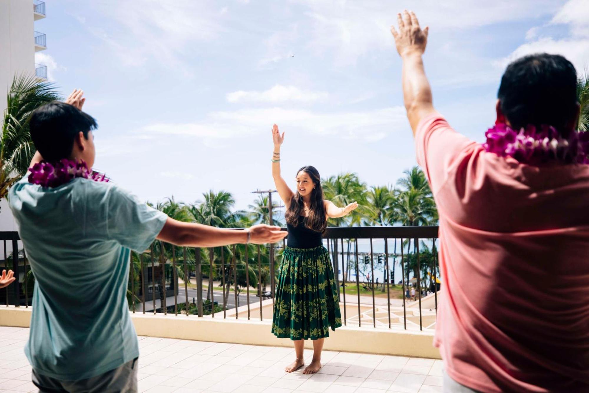แอสตัน ไวกีกิ บีช ทาวเวอร์ Aparthotel โฮโนลูลู ภายนอก รูปภาพ Hula dancers at the Hilton Waikiki