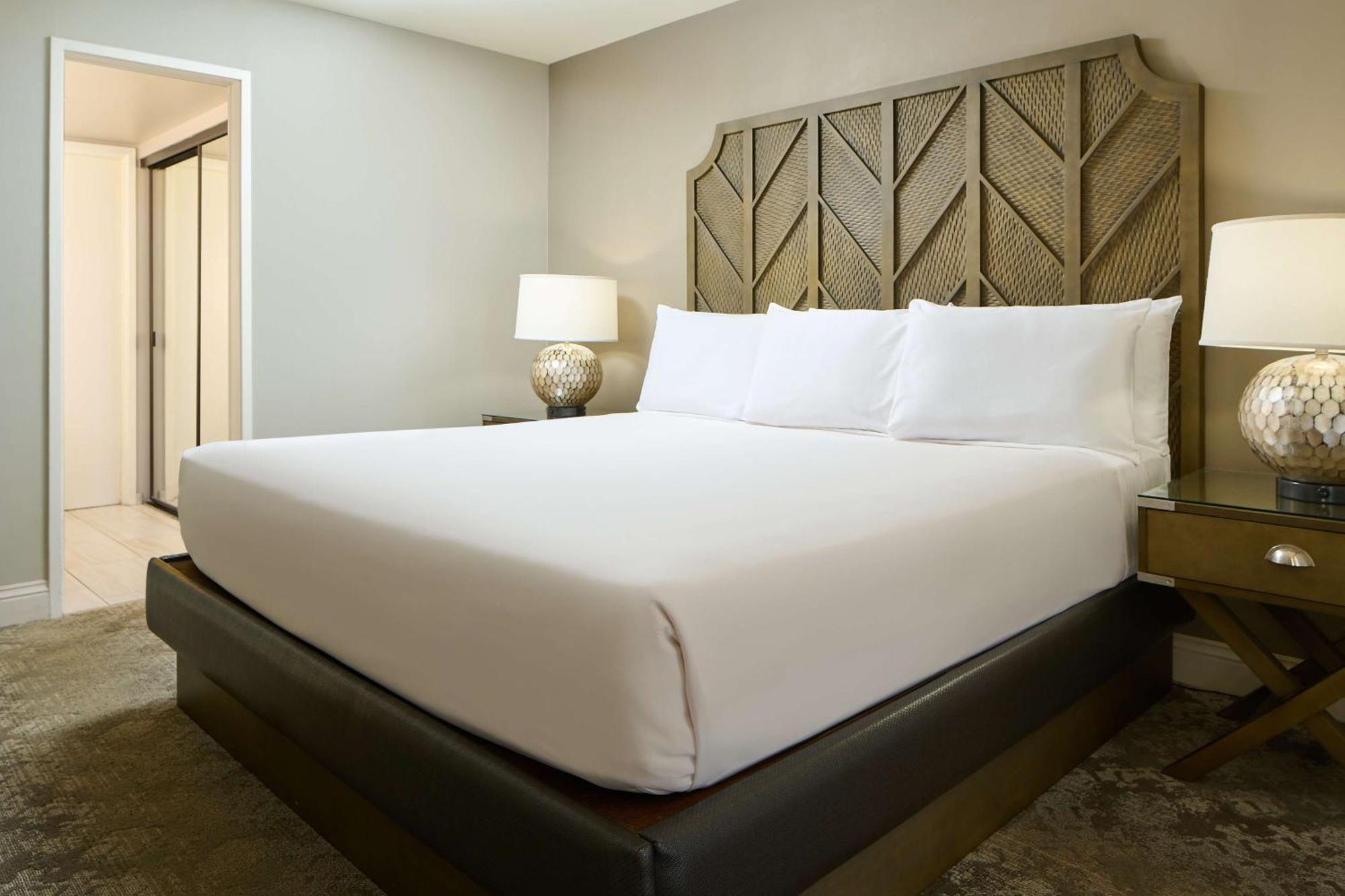 แอสตัน ไวกีกิ บีช ทาวเวอร์ Aparthotel โฮโนลูลู ภายนอก รูปภาพ A king bed