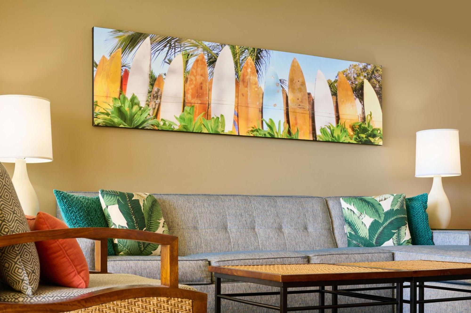 แอสตัน ไวกีกิ บีช ทาวเวอร์ Aparthotel โฮโนลูลู ภายนอก รูปภาพ A 2015 photograph of a 1980s photograph of surfboards in Maui, Hawaii.