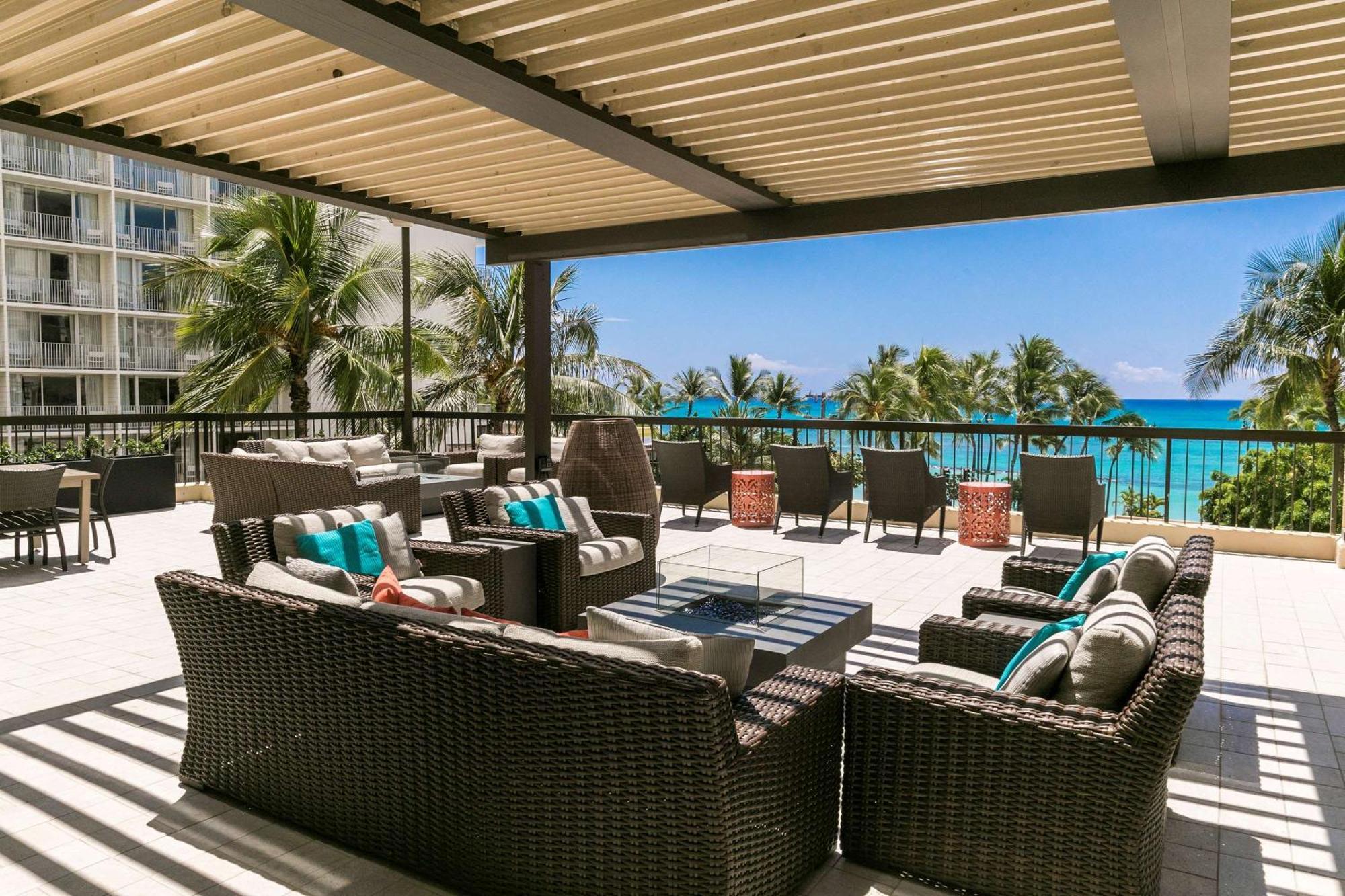 แอสตัน ไวกีกิ บีช ทาวเวอร์ Aparthotel โฮโนลูลู ภายนอก รูปภาพ The Beach Club at The Fontainebleau