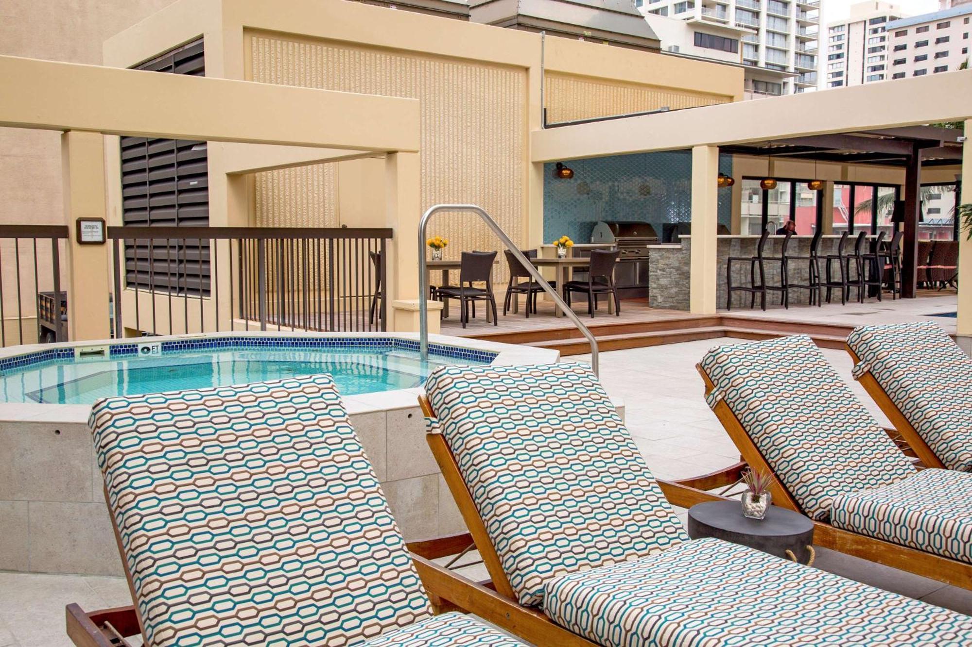 แอสตัน ไวกีกิ บีช ทาวเวอร์ Aparthotel โฮโนลูลู ภายนอก รูปภาพ The rooftop pool at the Hilton San Francisco
