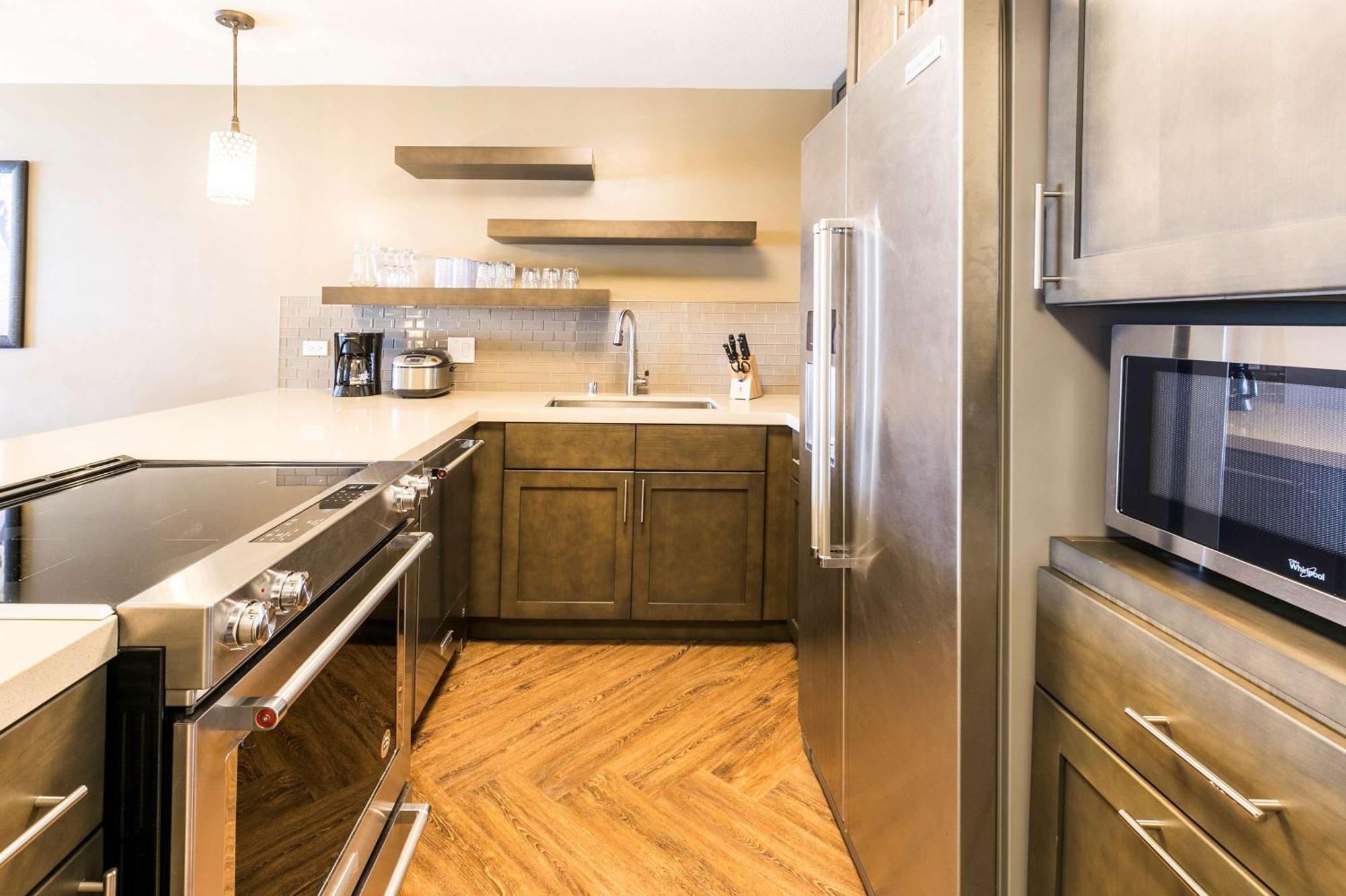 แอสตัน ไวกีกิ บีช ทาวเวอร์ Aparthotel โฮโนลูลู ภายนอก รูปภาพ A kitchen at The Standard East Village