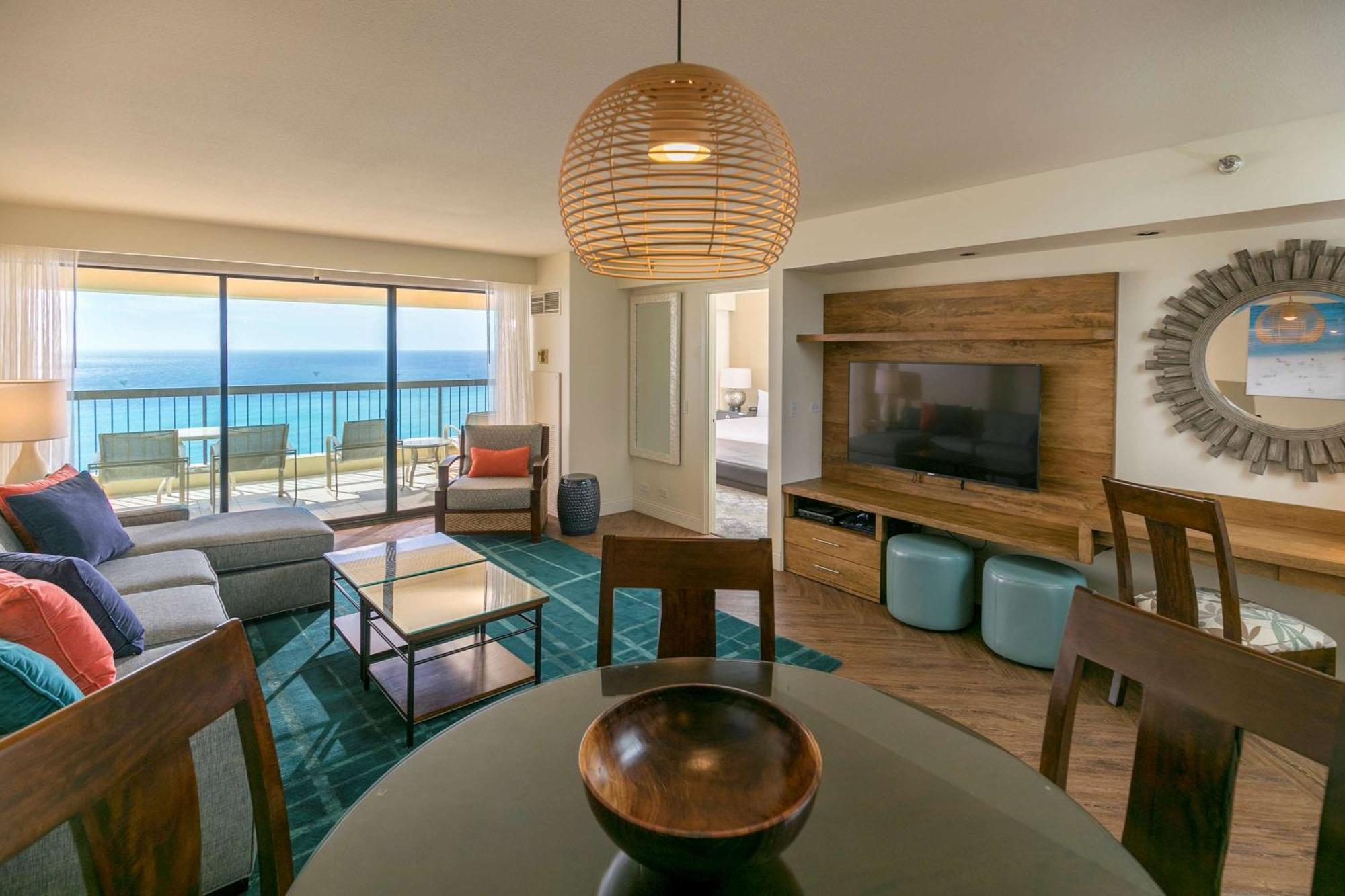 แอสตัน ไวกีกิ บีช ทาวเวอร์ Aparthotel โฮโนลูลู ภายนอก รูปภาพ A living room at the Hilton Waikoloa Village