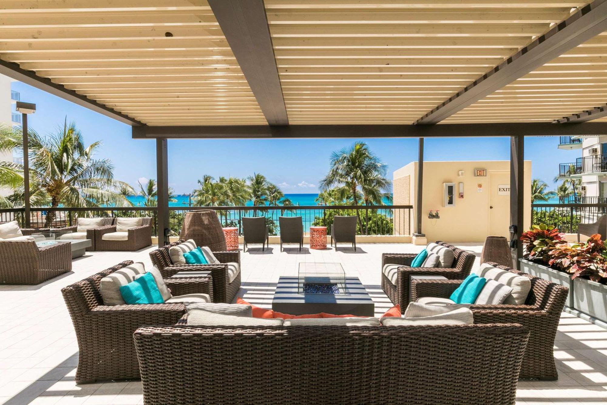 แอสตัน ไวกีกิ บีช ทาวเวอร์ Aparthotel โฮโนลูลู ภายนอก รูปภาพ Rooftop lounge at the Four Seasons Resort