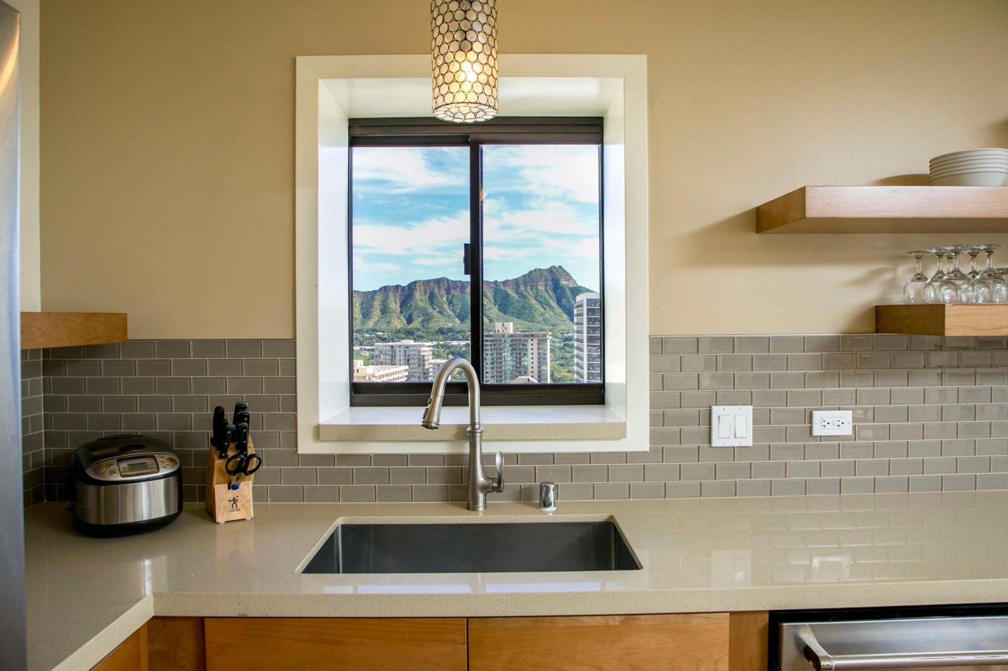 แอสตัน ไวกีกิ บีช ทาวเวอร์ Aparthotel โฮโนลูลู ภายนอก รูปภาพ A kitchen with a single-bowl sink
