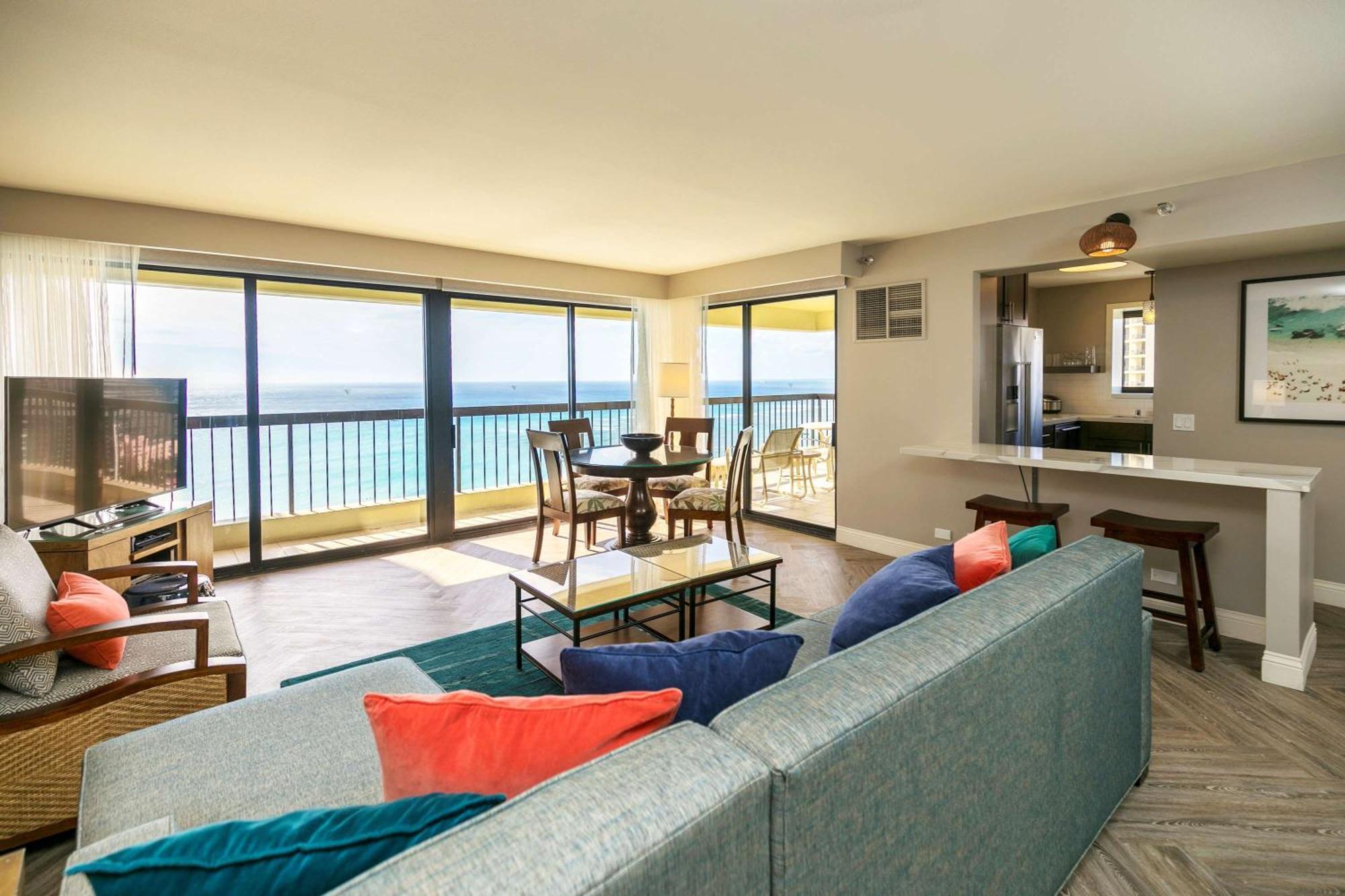 แอสตัน ไวกีกิ บีช ทาวเวอร์ Aparthotel โฮโนลูลู ภายนอก รูปภาพ A living room at the Hilton San Diego Bayfront