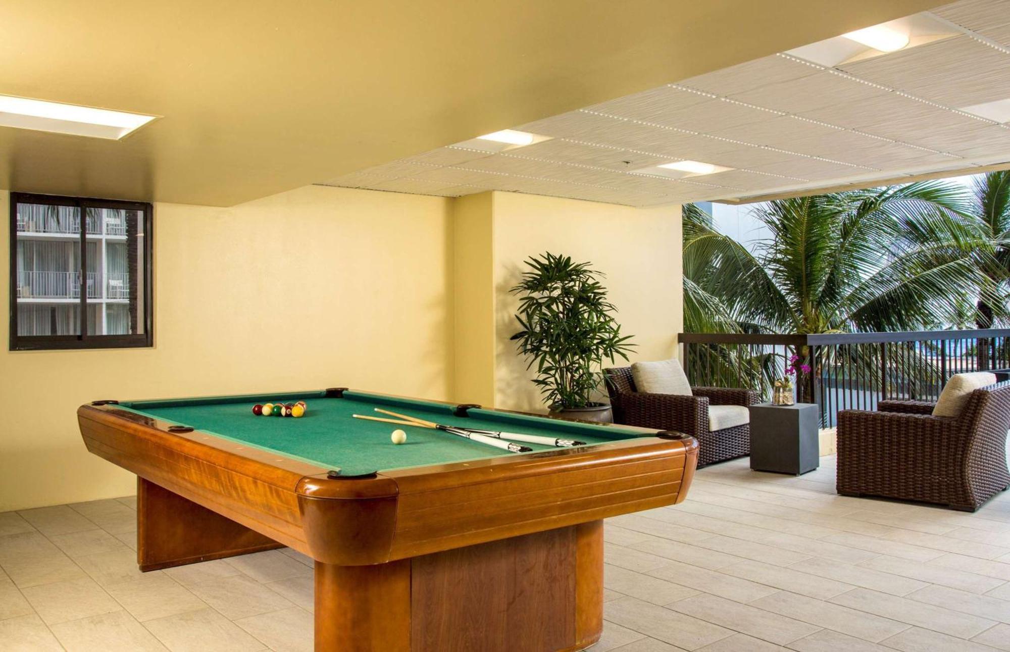 แอสตัน ไวกีกิ บีช ทาวเวอร์ Aparthotel โฮโนลูลู ภายนอก รูปภาพ A pool table