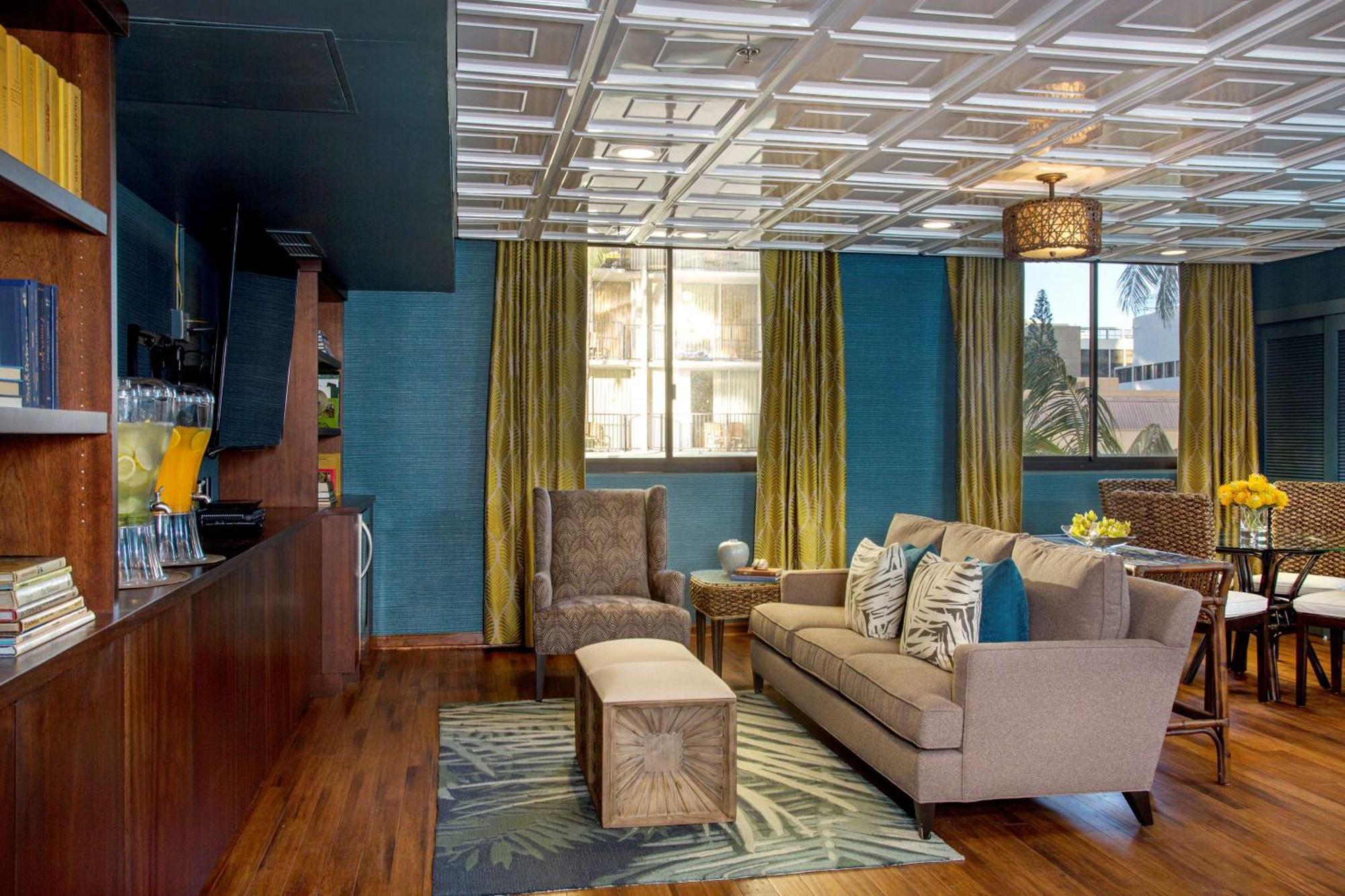 แอสตัน ไวกีกิ บีช ทาวเวอร์ Aparthotel โฮโนลูลู ภายนอก รูปภาพ The interior of a suite at the Westin