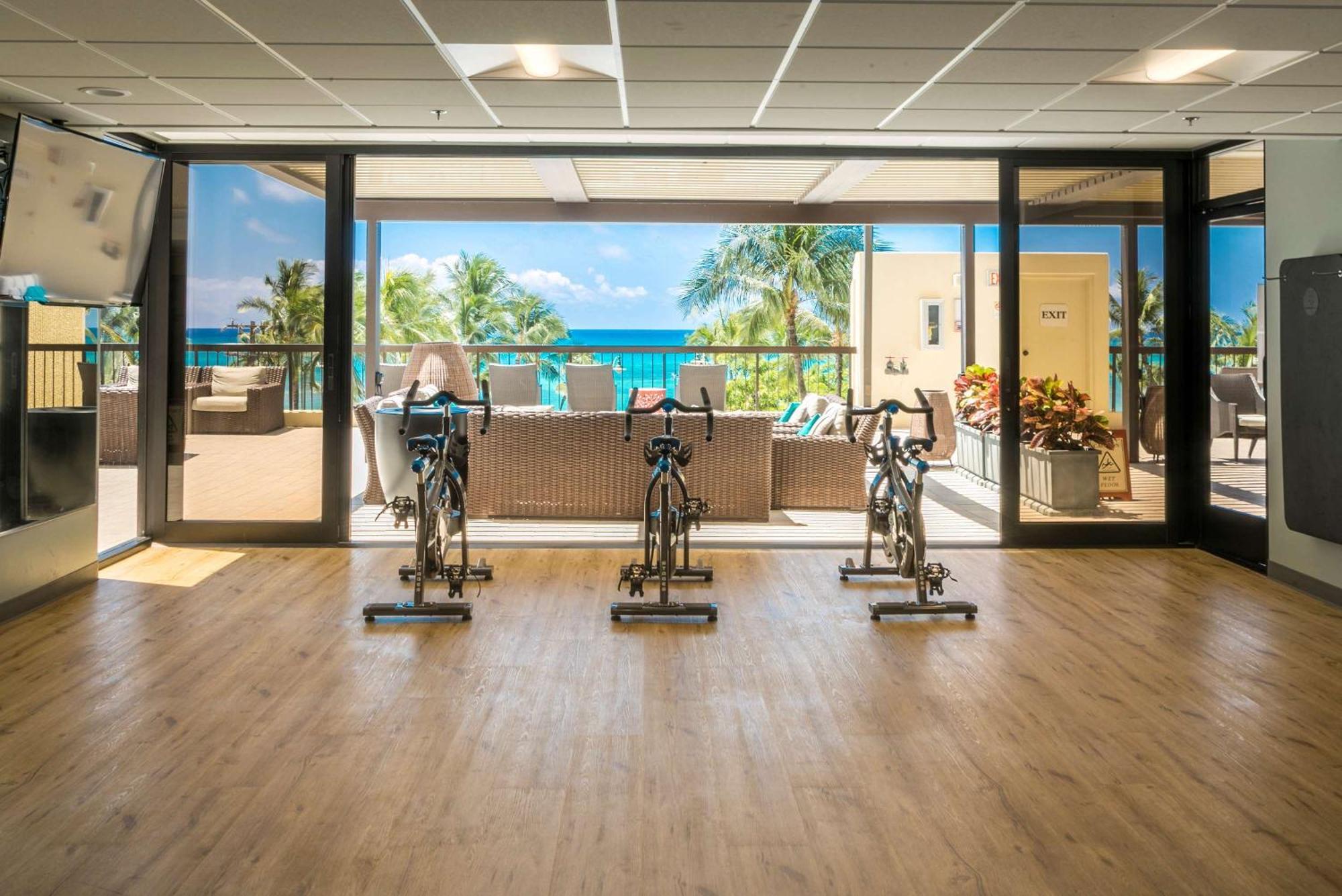 แอสตัน ไวกีกิ บีช ทาวเวอร์ Aparthotel โฮโนลูลู ภายนอก รูปภาพ The gym at the Hilton Maldives