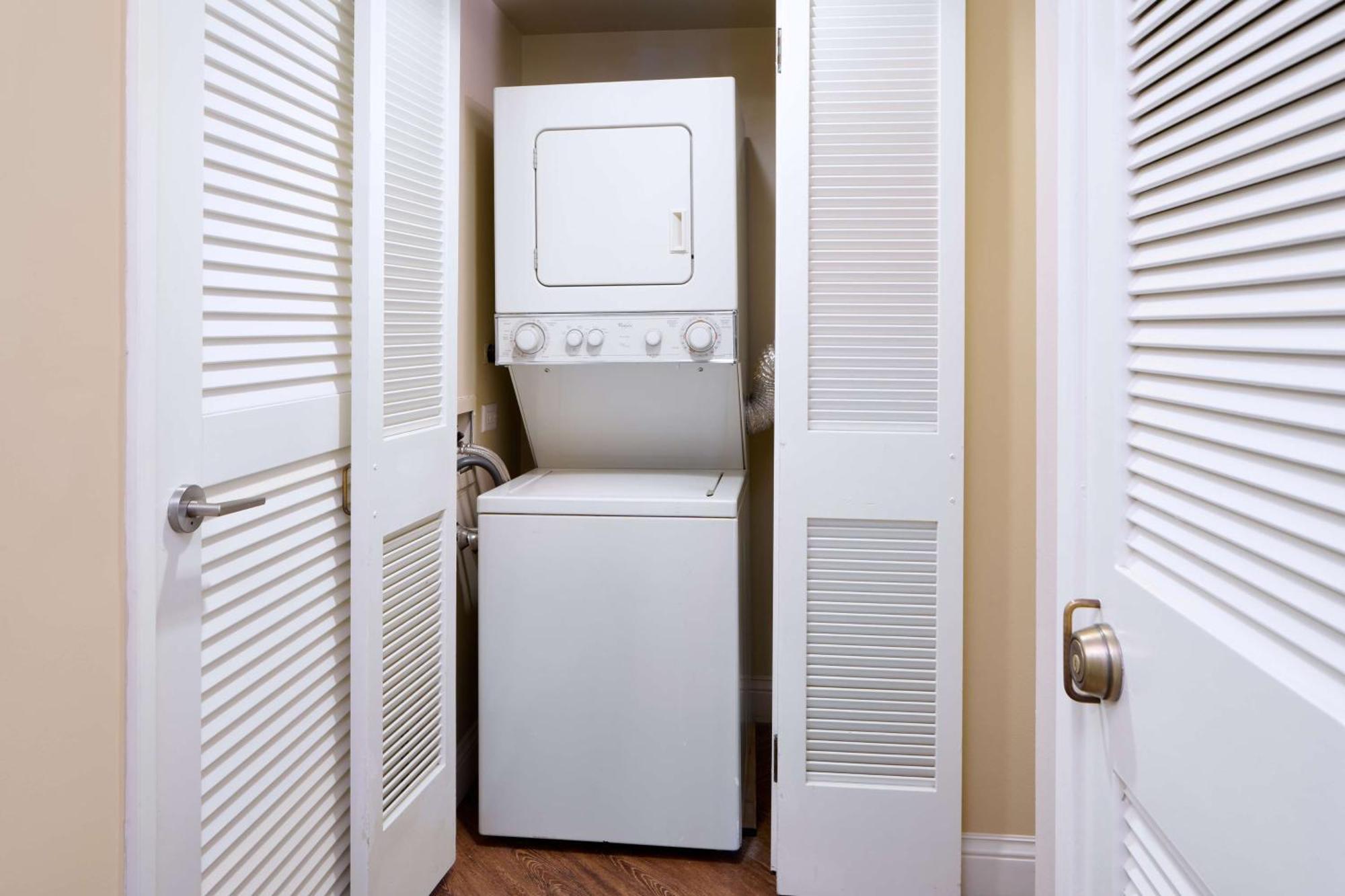 แอสตัน ไวกีกิ บีช ทาวเวอร์ Aparthotel โฮโนลูลู ภายนอก รูปภาพ A stackable washer and dryer