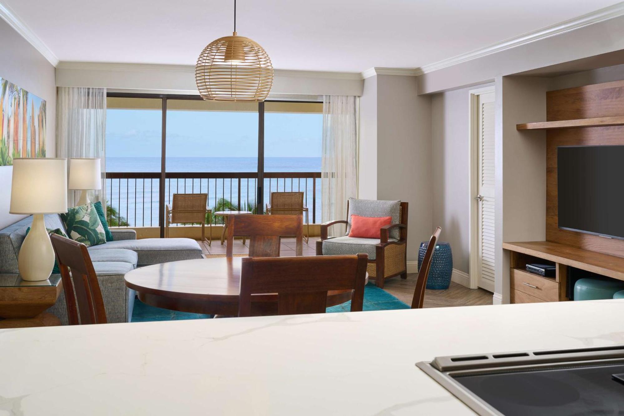 แอสตัน ไวกีกิ บีช ทาวเวอร์ Aparthotel โฮโนลูลู ภายนอก รูปภาพ A living room at the Hilton Waikoloa Village