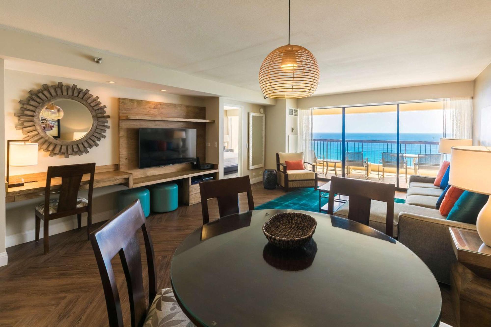 แอสตัน ไวกีกิ บีช ทาวเวอร์ Aparthotel โฮโนลูลู ภายนอก รูปภาพ A suite at the Hilton Anatole