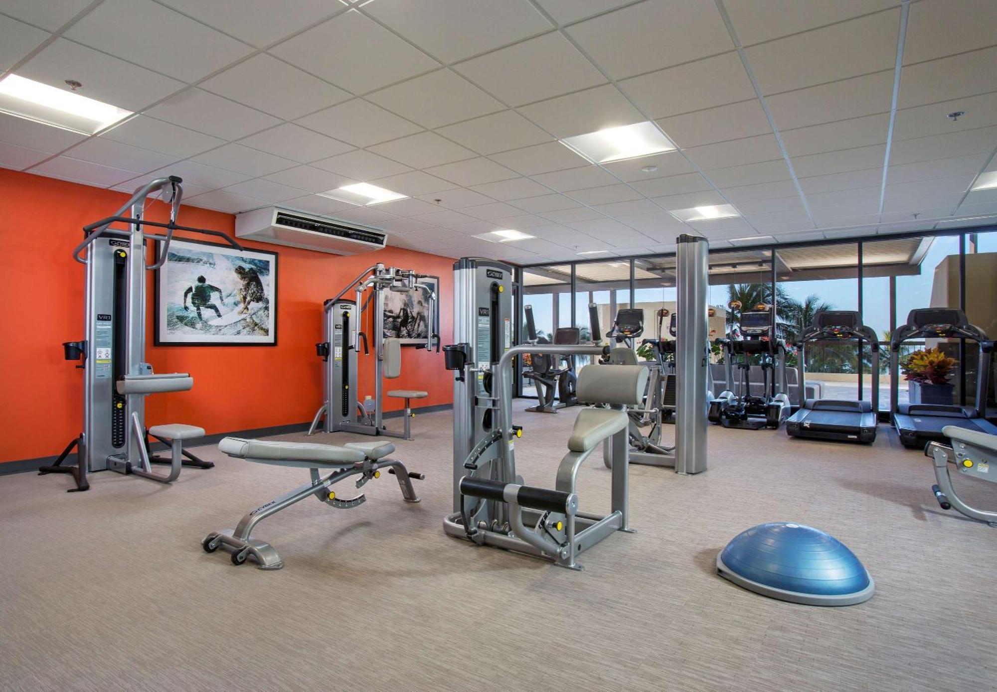 แอสตัน ไวกีกิ บีช ทาวเวอร์ Aparthotel โฮโนลูลู ภายนอก รูปภาพ A gym at a hotel