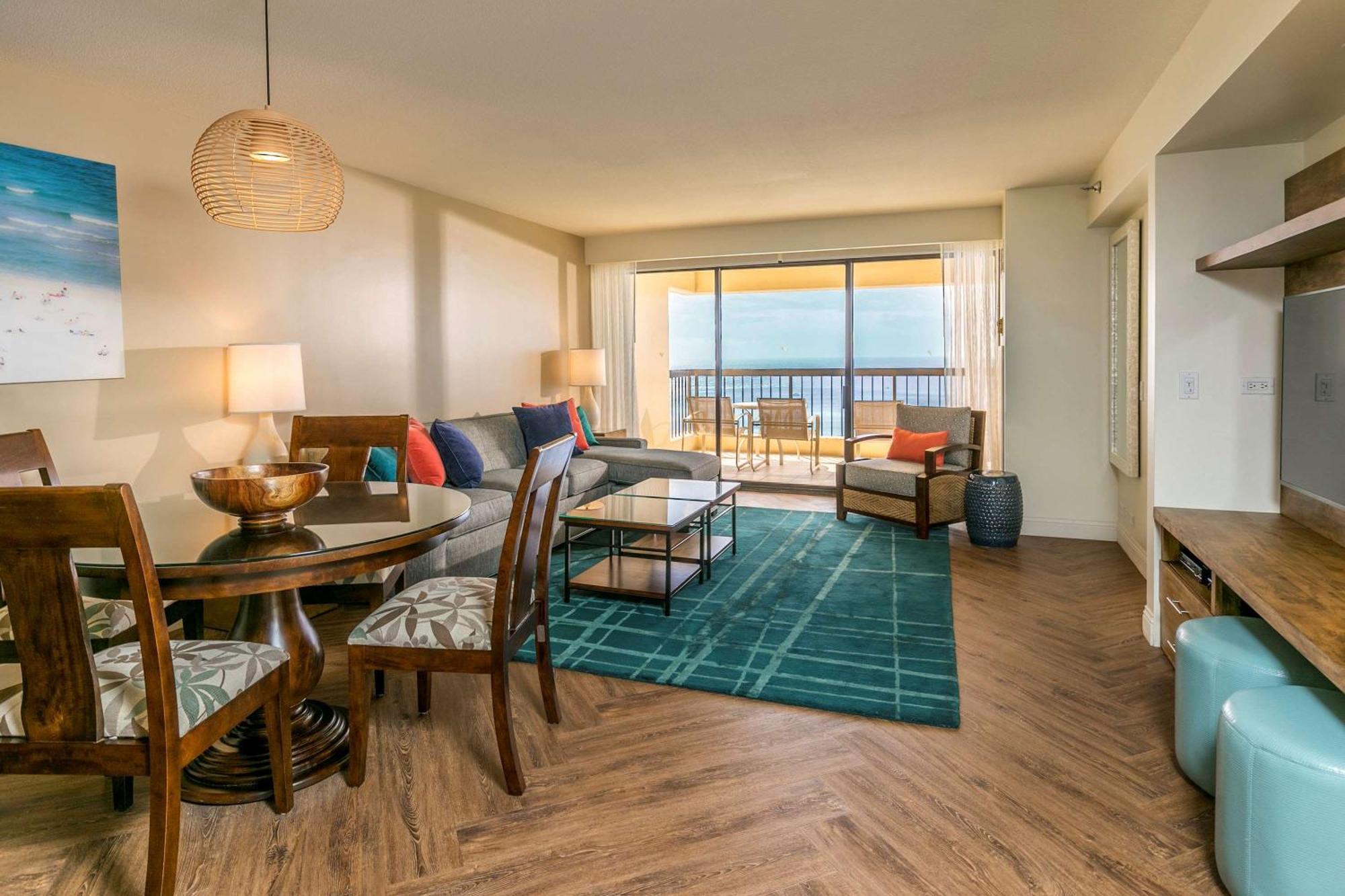 แอสตัน ไวกีกิ บีช ทาวเวอร์ Aparthotel โฮโนลูลู ภายนอก รูปภาพ Living room at the Hyatt Regency Waikiki