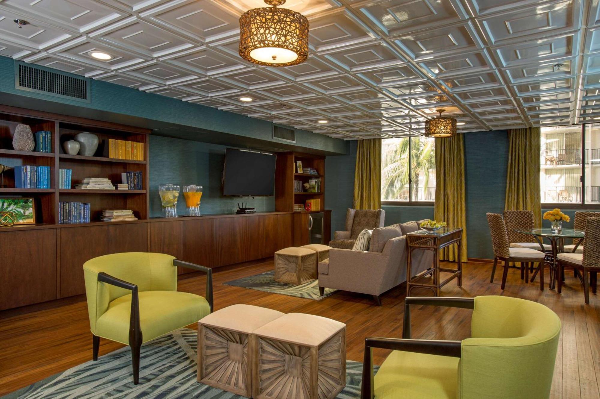 แอสตัน ไวกีกิ บีช ทาวเวอร์ Aparthotel โฮโนลูลู ภายนอก รูปภาพ The 2012 renovation of the 10th floor lounge