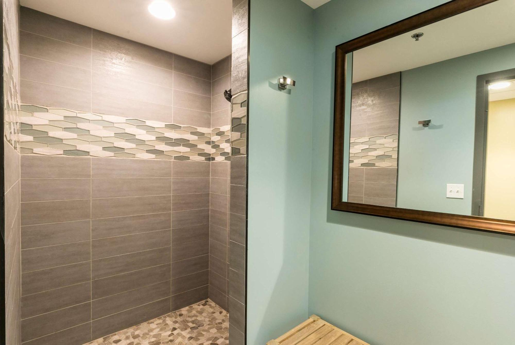 แอสตัน ไวกีกิ บีช ทาวเวอร์ Aparthotel โฮโนลูลู ภายนอก รูปภาพ A walk-in shower