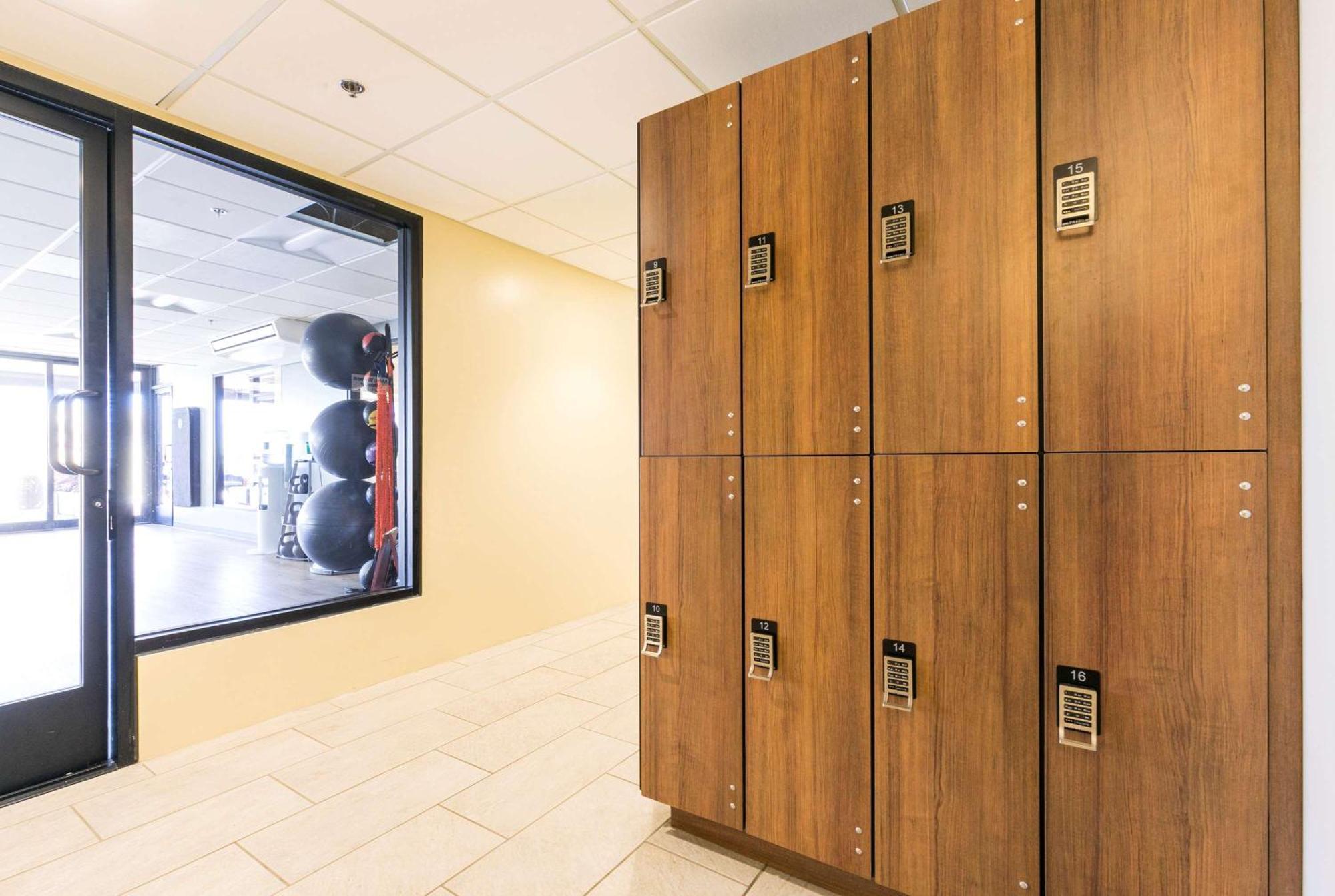 แอสตัน ไวกีกิ บีช ทาวเวอร์ Aparthotel โฮโนลูลู ภายนอก รูปภาพ Wood lockers