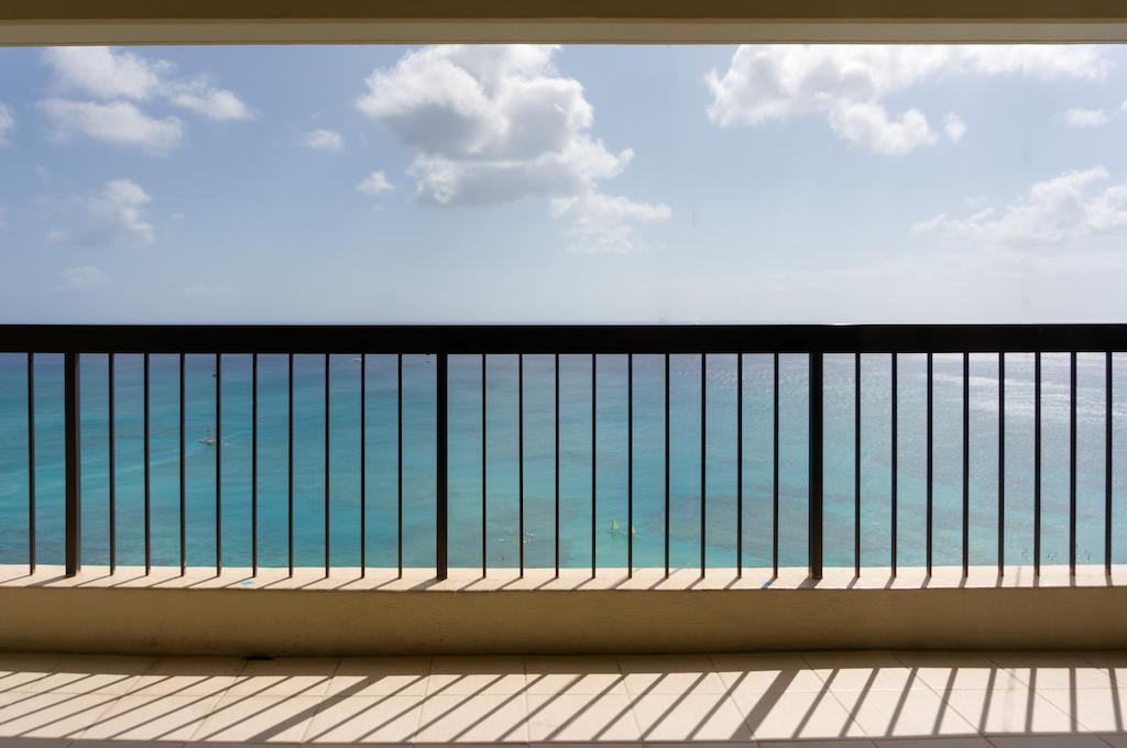 แอสตัน ไวกีกิ บีช ทาวเวอร์ Aparthotel โฮโนลูลู ภายนอก รูปภาพ A balcony